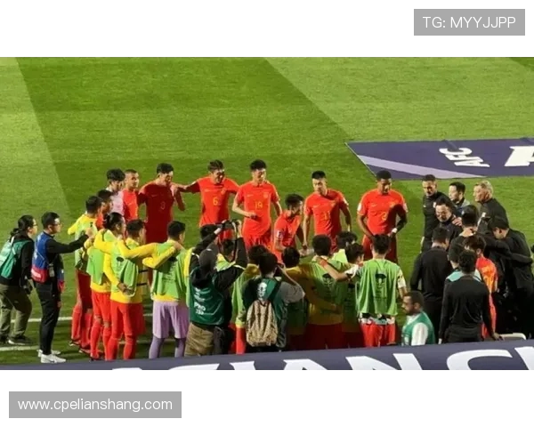 国足与香港比赛中的争议判罚引发热议球迷对裁判决定感到不满